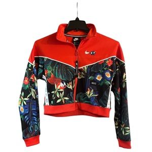 NWT!! Nike hyper femme crop zip up! Size small. Perfect condition!
